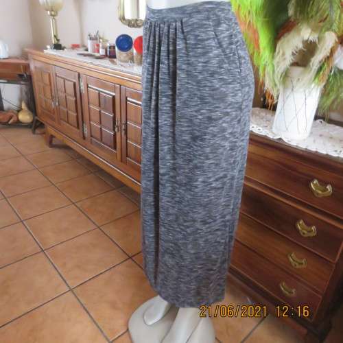Maxi skirt in black with broken white horizontal lines. Some gathering and 2 side pockets. Size 32/8