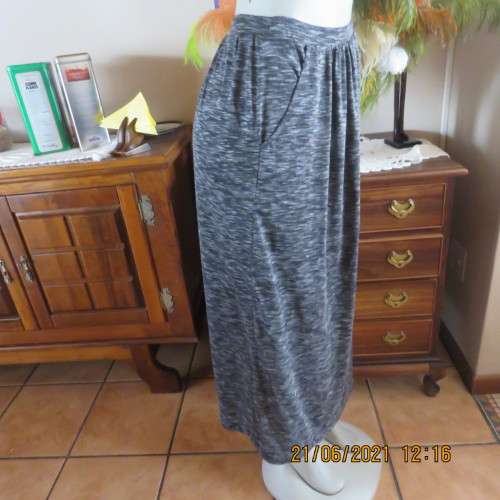 Maxi skirt in black with broken white horizontal lines. Some gathering and 2 side pockets. Size 32/8