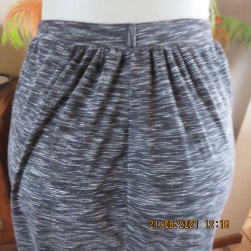 Maxi skirt in black with broken white horizontal lines. Some gathering and 2 side pockets. Size 32/8