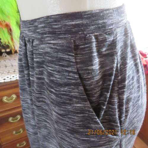 Maxi skirt in black with broken white horizontal lines. Some gathering and 2 side pockets. Size 32/8