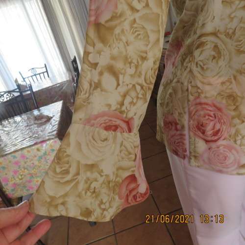 Beautiful rose patterned top in creams and pink with peasant neckline size 34/10 by TOPICS. As new