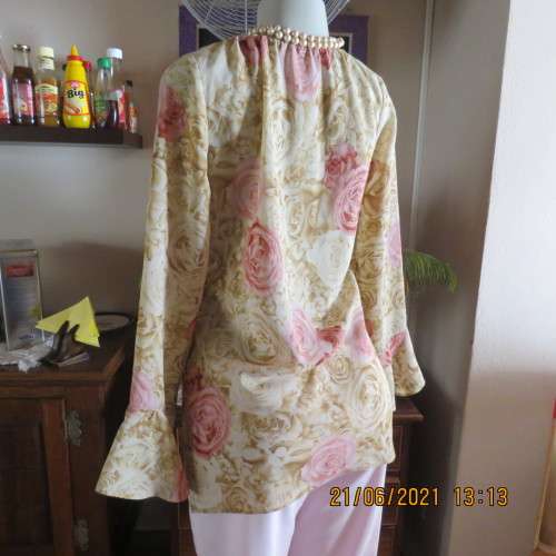 Beautiful rose patterned top in creams and pink with peasant neckline size 34/10 by TOPICS. As new