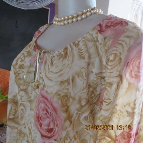 Beautiful rose patterned top in creams and pink with peasant neckline size 34/10 by TOPICS. As new
