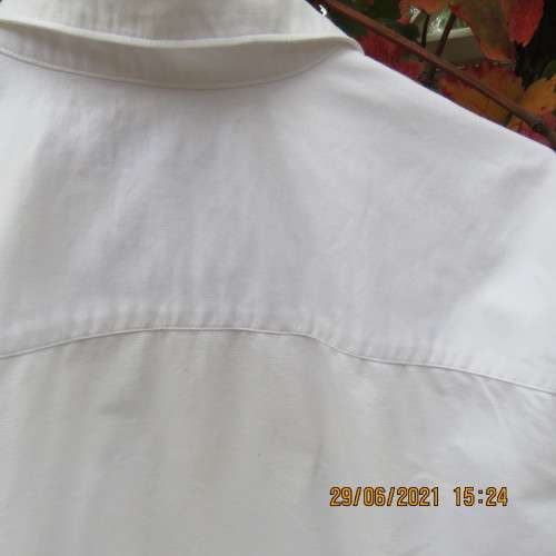 Handsome white heavy 100% cotton classic shirt by WOOLWORTHS in size Large, New condition.