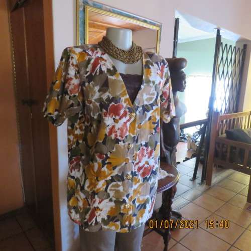 Eye catching boutique made short sleeve autumn colour top with floral design. Size 42/18.As new.