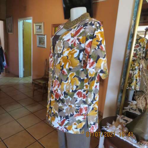 Eye catching boutique made short sleeve autumn colour top with floral design. Size 42/18.As new.