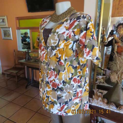 Eye catching boutique made short sleeve autumn colour top with floral design. Size 42/18.As new.