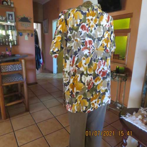 Eye catching boutique made short sleeve autumn colour top with floral design. Size 42/18.As new.