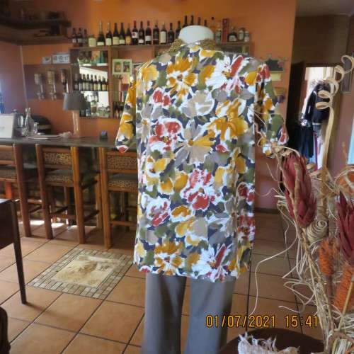 Eye catching boutique made short sleeve autumn colour top with floral design. Size 42/18.As new.