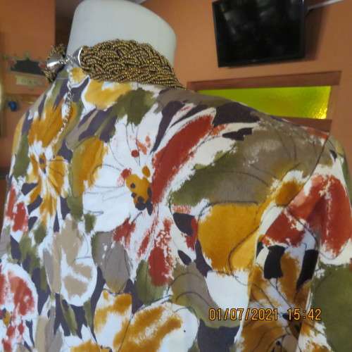 Eye catching boutique made short sleeve autumn colour top with floral design. Size 42/18.As new.