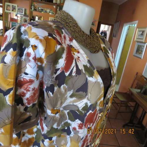 Eye catching boutique made short sleeve autumn colour top with floral design. Size 42/18.As new.