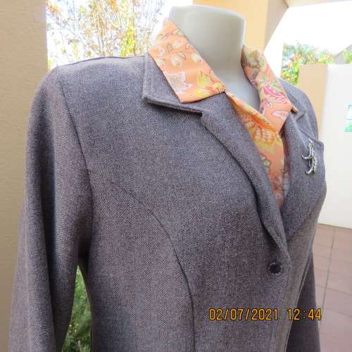 Elegant tailored mottled grey long sleeve jacket in warm polyester.Size 38/14.By SR BOUTIQUE.