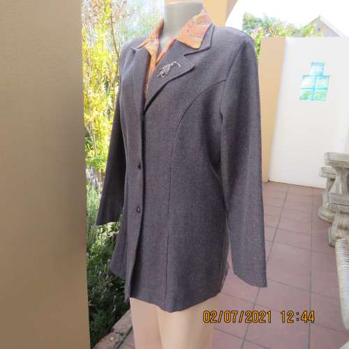 Elegant tailored mottled grey long sleeve jacket in warm polyester.Size 38/14.By SR BOUTIQUE.
