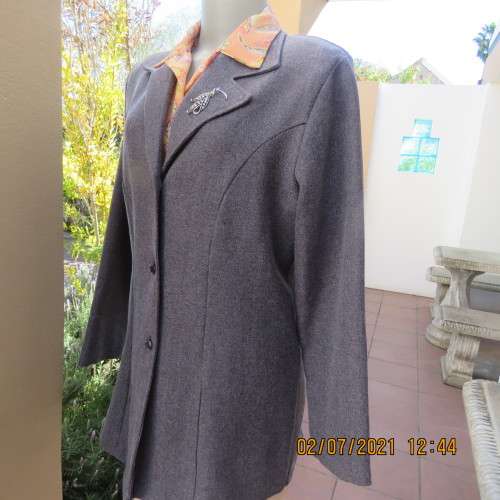 Elegant tailored mottled grey long sleeve jacket in warm polyester.Size 38/14.By SR BOUTIQUE.