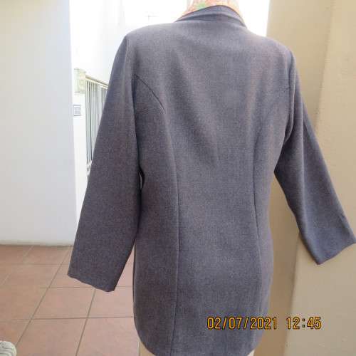 Elegant tailored mottled grey long sleeve jacket in warm polyester.Size 38/14.By SR BOUTIQUE.