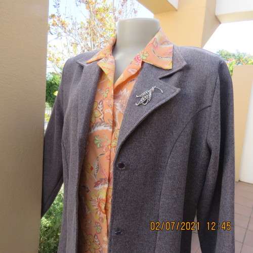 Elegant tailored mottled grey long sleeve jacket in warm polyester.Size 38/14.By SR BOUTIQUE.