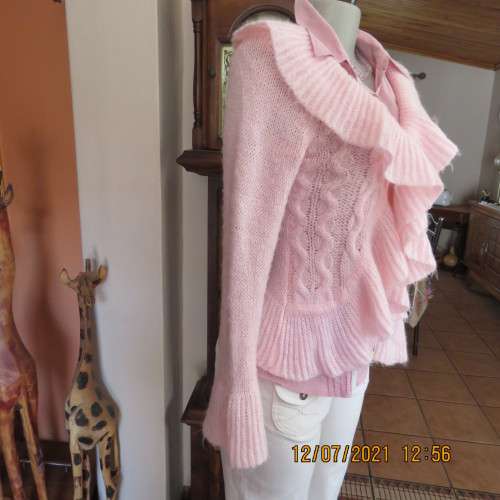 Beautiful rose pink knitted bolero style long sleeve cardigan.Knitted flare frilled frontsSize 34/10