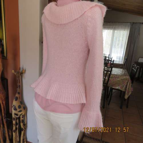 Beautiful rose pink knitted bolero style long sleeve cardigan.Knitted flare frilled frontsSize 34/10