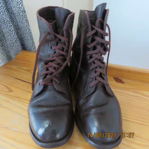 Pair of brown leather SADF boots in size 7 issued 2003 by DWS. Army size 255. Very good condition.