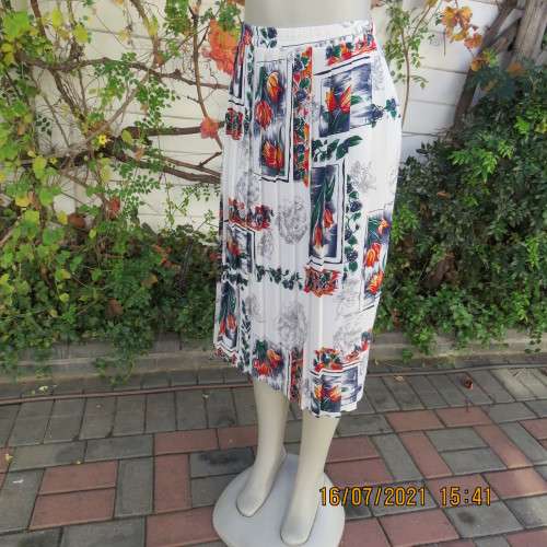 Eighty something permanent knife pleated skirt. White with navy/green/orange/red floral design.42/18