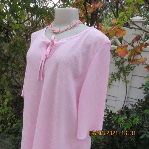 Carnation pink loose short sleeve top in bubble polyester.Slip over round neck with slit.Size 44/20.