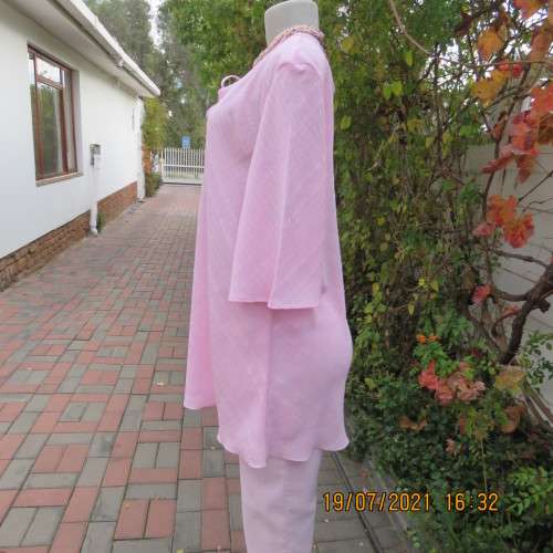 Carnation pink loose short sleeve top in bubble polyester.Slip over round neck with slit.Size 44/20.