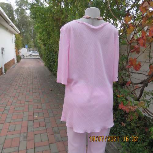 Carnation pink loose short sleeve top in bubble polyester.Slip over round neck with slit.Size 44/20.