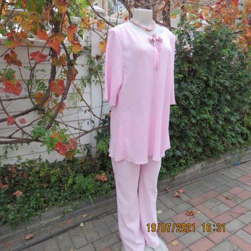 Carnation pink loose short sleeve top in bubble polyester.Slip over round neck with slit.Size 44/20.