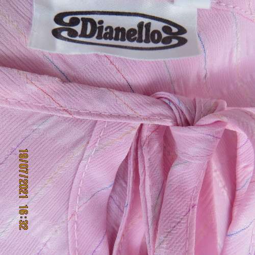 Carnation pink loose short sleeve top in bubble polyester.Slip over round neck with slit.Size 44/20.