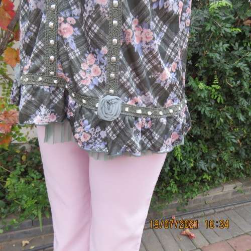 Summer olive green-cream check with blue-peach flowers.Adjustable straps.Size 34.As new