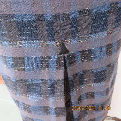 Stunning woolen skirt with double inverted pleat on front. By TEJ. Fully lined.See descript.for size