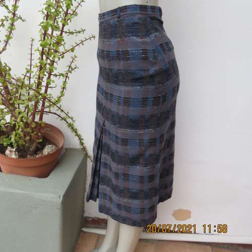 Stunning woolen skirt with double inverted pleat on front. By TEJ. Fully lined.See descript.for size