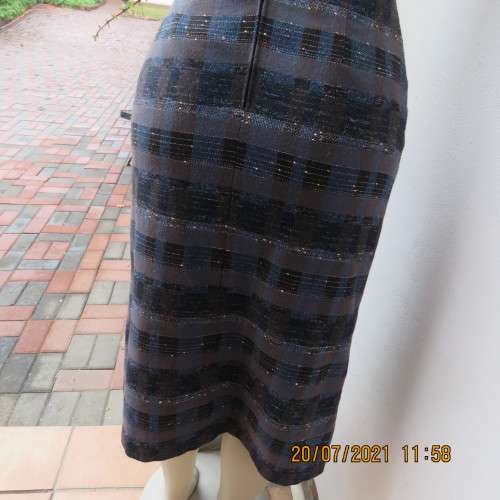 Stunning woolen skirt with double inverted pleat on front. By TEJ. Fully lined.See descript.for size