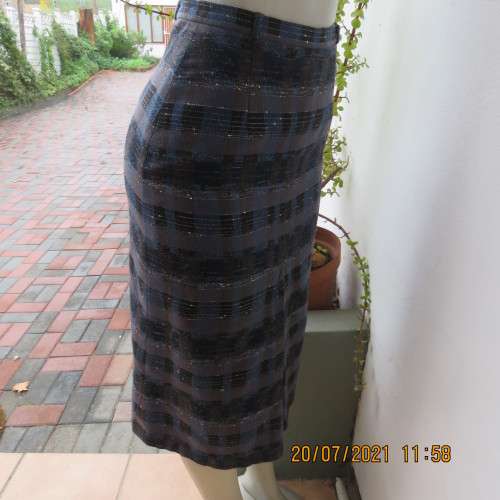 Stunning woolen skirt with double inverted pleat on front. By TEJ. Fully lined.See descript.for size
