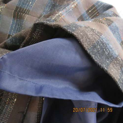 Stunning woolen skirt with double inverted pleat on front. By TEJ. Fully lined.See descript.for size