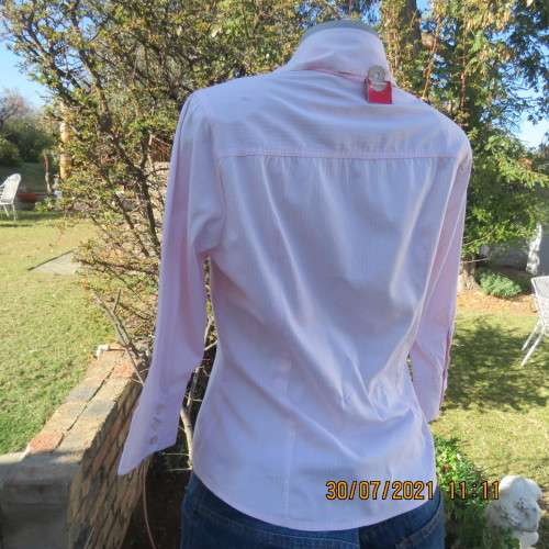 Sassy button down tailored top in pale peach and white vertical stripes. Size 34/10, Open collar.