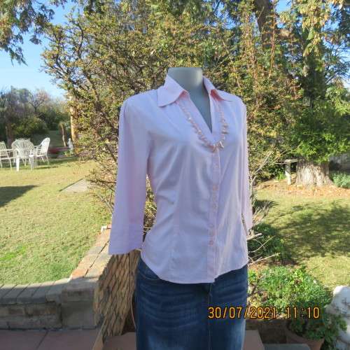 Sassy button down tailored top in pale peach and white vertical stripes. Size 34/10, Open collar.