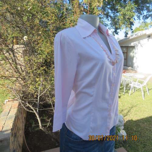 Sassy button down tailored top in pale peach and white vertical stripes. Size 34/10, Open collar.
