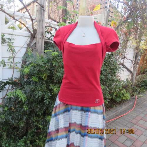 Get noticed in this racy red sexy capped sleeve lycra/cotton top by IDENTITY size 36/12.As new