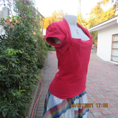 Get noticed in this racy red sexy capped sleeve lycra/cotton top by IDENTITY size 36/12.As new