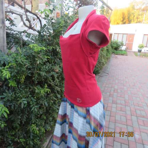 Get noticed in this racy red sexy capped sleeve lycra/cotton top by IDENTITY size 36/12.As new
