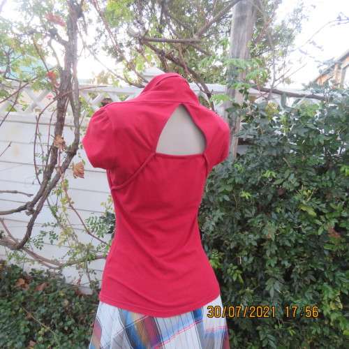 Get noticed in this racy red sexy capped sleeve lycra/cotton top by IDENTITY size 36/12.As new