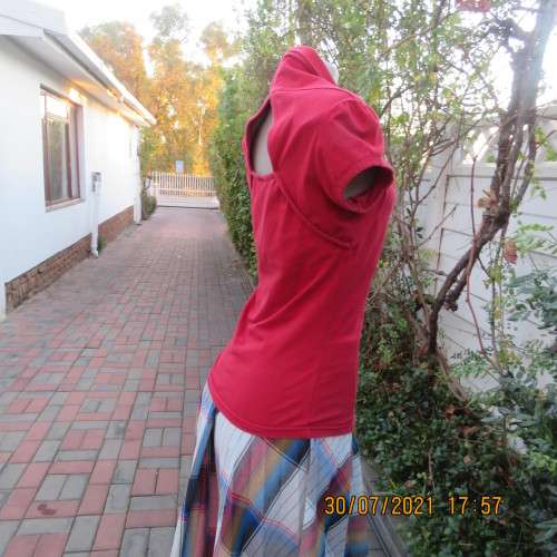 Get noticed in this racy red sexy capped sleeve lycra/cotton top by IDENTITY size 36/12.As new