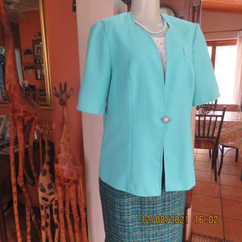 Fresh aquamarine colour short sleeve jacket  with sweetheart neckline by KARISMA size 36/12.As new