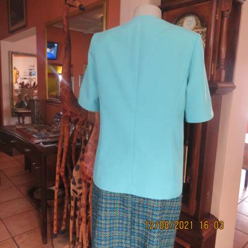 Fresh aquamarine colour short sleeve jacket  with sweetheart neckline by KARISMA size 36/12.As new
