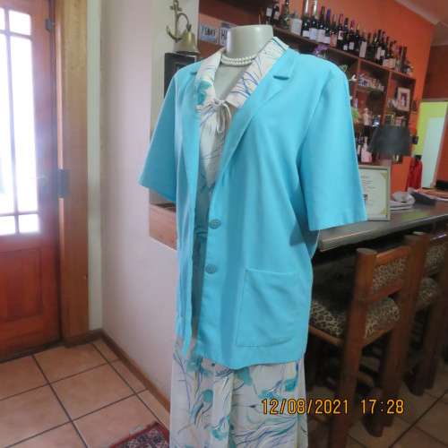 Classic skyblue short sleeve jacket by DELSWA size 36/38. Large front pockets. Button down.As new.