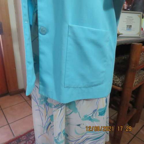Classic skyblue short sleeve jacket by DELSWA size 36/38. Large front pockets. Button down.As new.