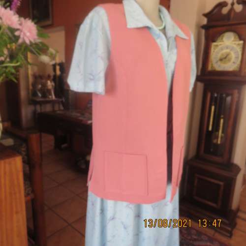Sleeveless rosepink open jacket in size 34 to 36.