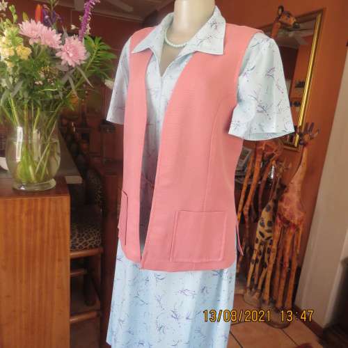 Sleeveless rosepink open jacket in size 34 to 36.