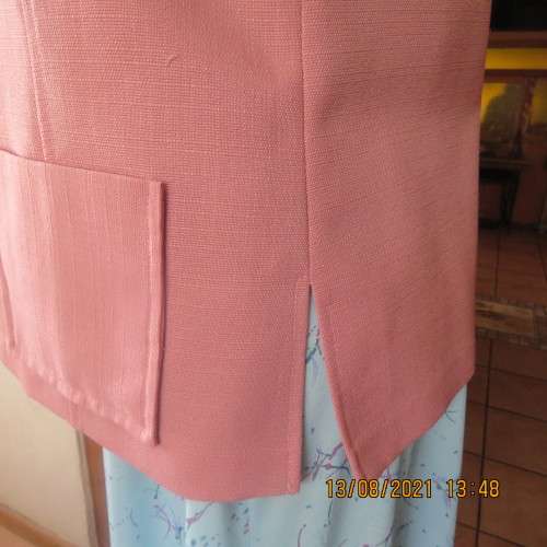Sleeveless rosepink open jacket in size 34 to 36.